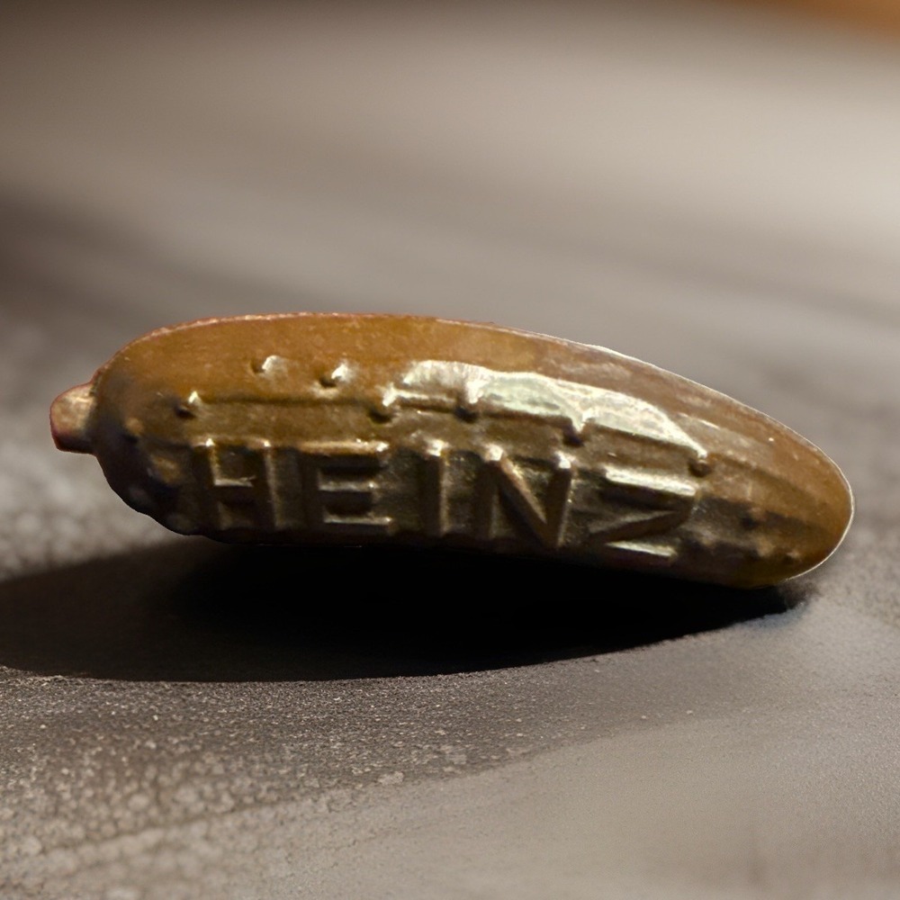 Vintage HEINZ PICKLE 1.25" Promo Pin Green Plastic 50s/60s